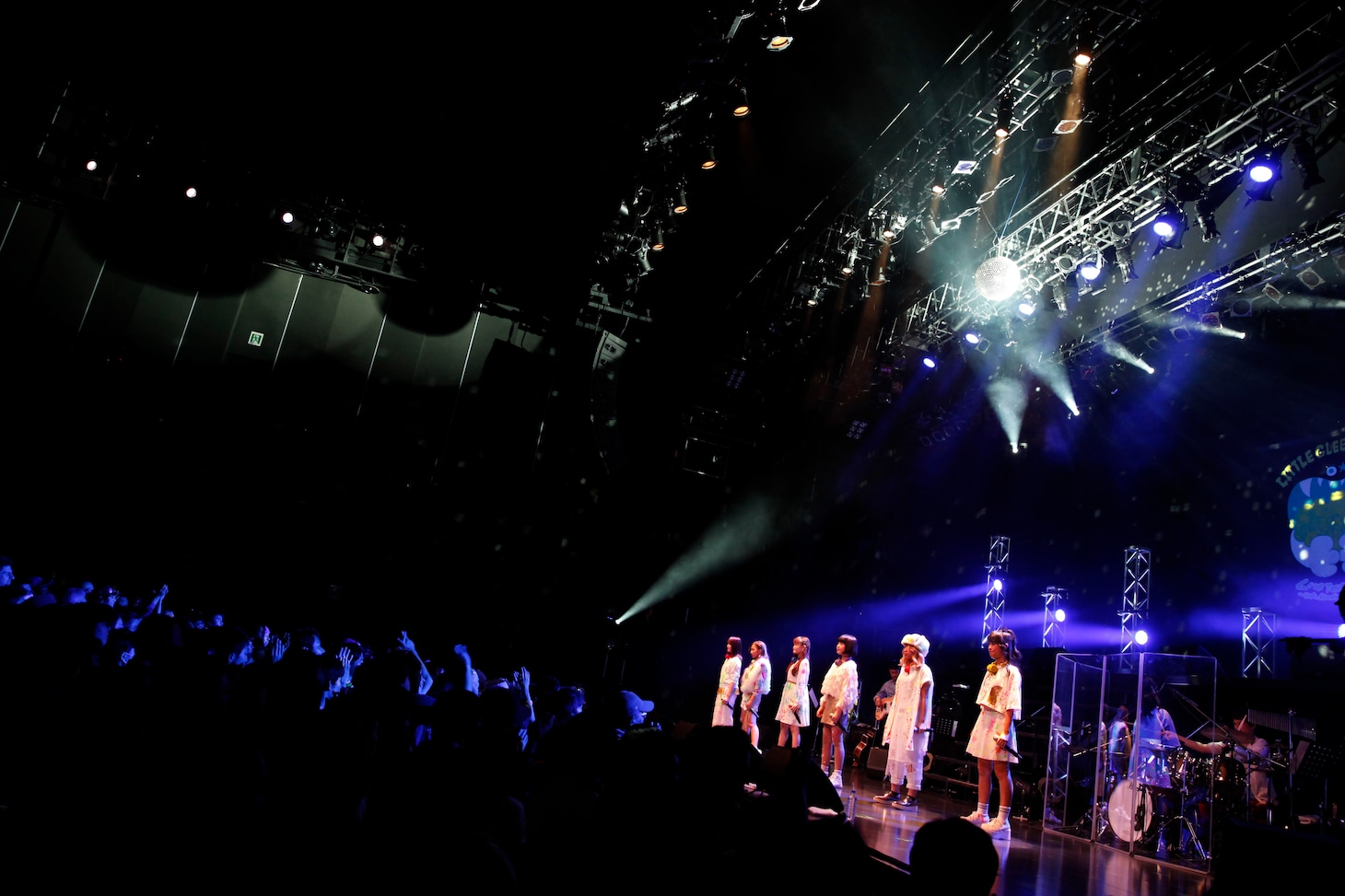 「Little Glee Monster LIVE TOUR 2015 ～リトグリ、秋のガオッとオールJAPAN!!～」EX THEATER ROPPONGI公演の模様。（写真提供：ソニー・ミュージックレコーズ）
