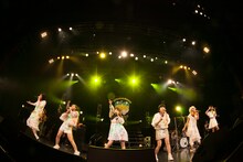 「Little Glee Monster LIVE TOUR 2015 ～リトグリ、秋のガオッとオールJAPAN!!～」EX THEATER ROPPONGI公演の模様。（写真提供：ソニー・ミュージックレコーズ）