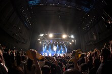 「Little Glee Monster LIVE TOUR 2015 ～リトグリ、秋のガオッとオールJAPAN!!～」EX THEATER ROPPONGI公演の模様。（写真提供：ソニー・ミュージックレコーズ）