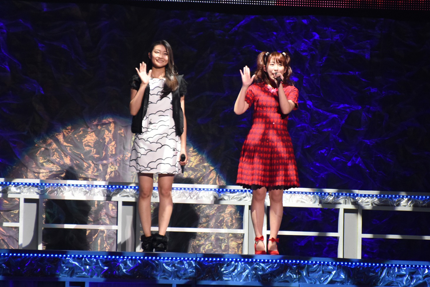 和田彩花、福田花音による「ふたりはNS」歌唱の様子。