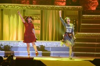 福田花音、佐々木莉佳子による「黄色い自転車とサンドウィッチ」歌唱の様子。