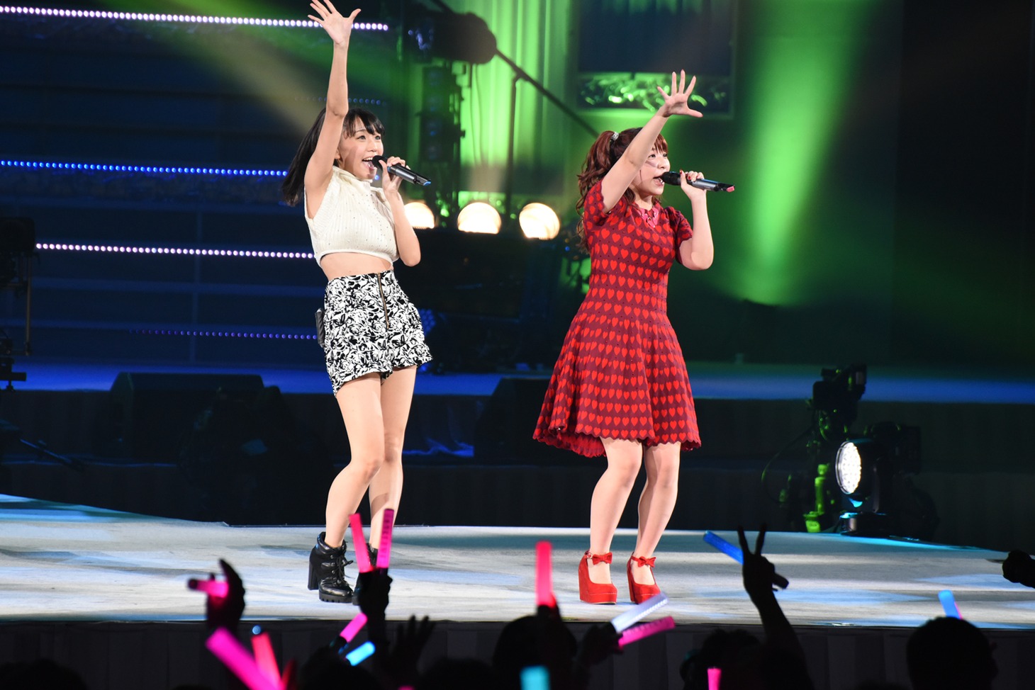 室田瑞希、福田花音による「踊ろうよ」歌唱の様子。