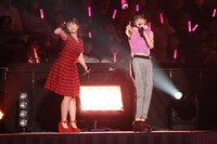 福田花音、勝田里奈による「恋人は心の応援団」歌唱の様子。