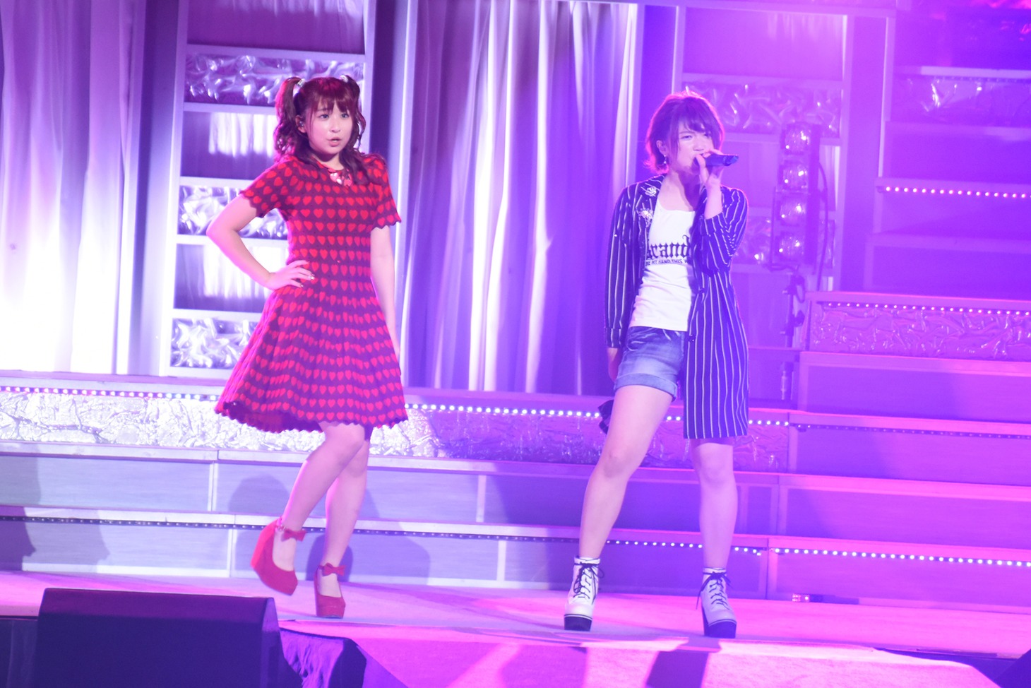 福田花音、竹内朱莉による「ねぇ 先輩」歌唱の様子。