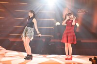 中西香菜、福田花音による「ヤッタルチャン」歌唱の様子。