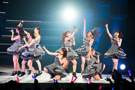 「アンジュルム ファーストコンサートツアー 2015秋『百花繚乱』～福田花音卒業スペシャル～」の様子。