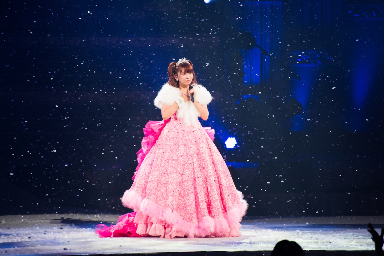福田花音による「私の心」歌唱の様子。