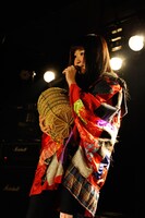 米俵をプレゼントされたしふぉん。（撮影：曽我美芽）