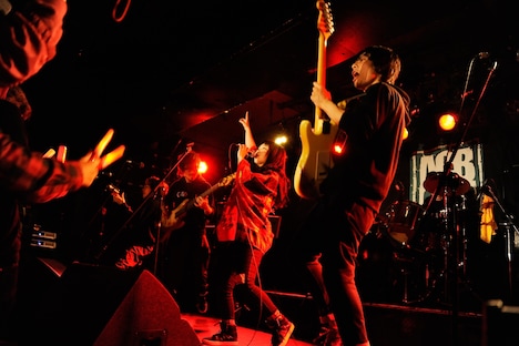 バンド編成でのしふぉんソロライブ。（撮影：曽我美芽）