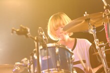 岸波藍（Dr, Cho）（撮影：青木功太）