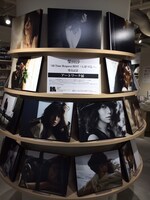 東京・HMV&BOOKS TOKYO店内で行われているアートワーク展の様子。