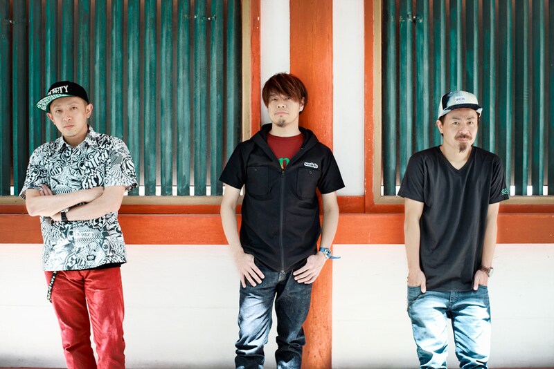 10-FEET（中央がTAKUMA）