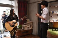 左からAnly、松坂桃李。