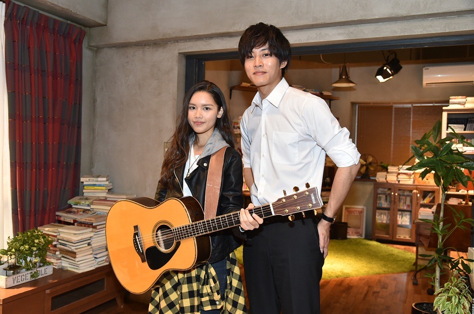 左からAnly、松坂桃李。