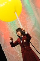 英語を使ったゲームに挑戦中の北野日奈子（乃木坂46）。