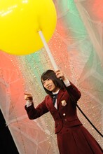 英語を使ったゲームに挑戦中の北野日奈子（乃木坂46）。