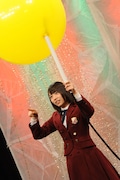 英語を使ったゲームに挑戦中の北野日奈子(乃木坂46)。