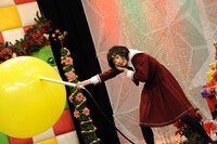 英語を使ったゲームに挑戦中の生駒里奈（乃木坂46）。