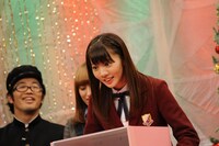 英語を使ったゲームに挑戦中の能條愛未（乃木坂46）。