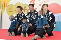 会見に登壇した日光さる軍団の面々。前列左からジュニア、くま、りく、後列左から猿芸師のルッキィ、村崎太郎、ゆりあ。