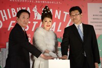 左から渋谷サンタフェスティバル実行委員長の大西賢治氏、野宮真貴、キリンビールマーケティング株式会社首都圏統括本部東京支社長の濱田禎文氏。