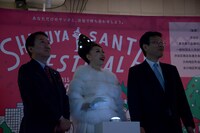 イルミネーションを見上げる渋谷サンタフェスティバル実行委員長の大西賢治氏、野宮真貴、キリンビールマーケティング株式会社首都圏統括本部東京支社長の濱田禎文氏。