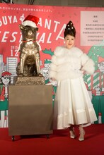 ハチ公像のレプリカと野宮真貴。