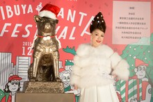 レプリカのハチ公像と野宮真貴。