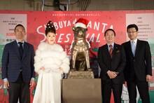 左から長谷部健渋谷区長、野宮真貴、ハチ公像のレプリカ、渋谷サンタフェスティバル実行委員長の大西賢治氏、キリンビールマーケティング株式会社首都圏統括本部東京支社長の濱田禎文氏。