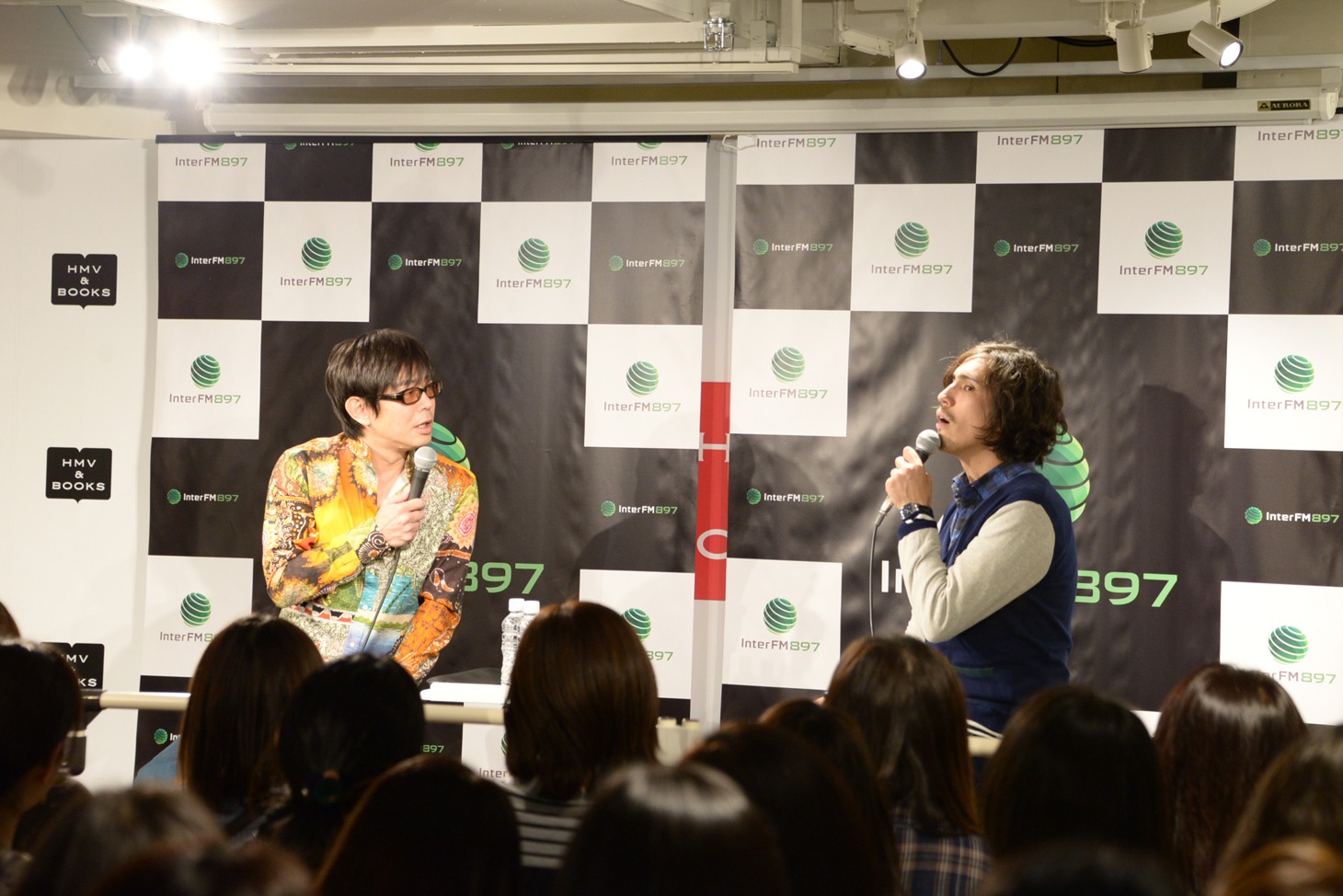 左から宮沢和史、野村雅夫。