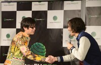 左から宮沢和史、野村雅夫。