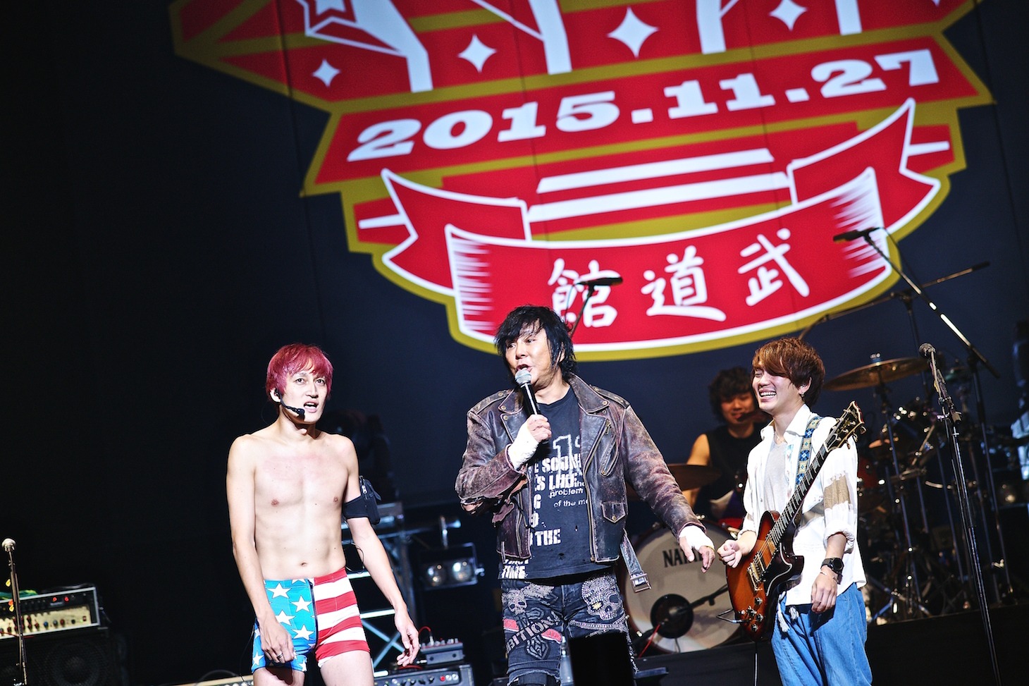 左からたなしん（B, Cho）、大仁田厚、金廣真悟（Vo, G）。（撮影：佐藤広理）