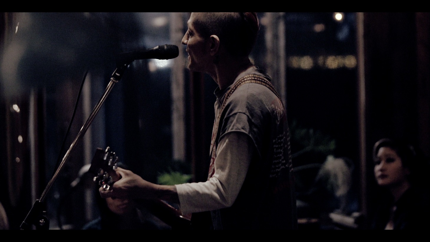 SOLID BASS×降谷建志「Prom Night」MVのワンシーン。