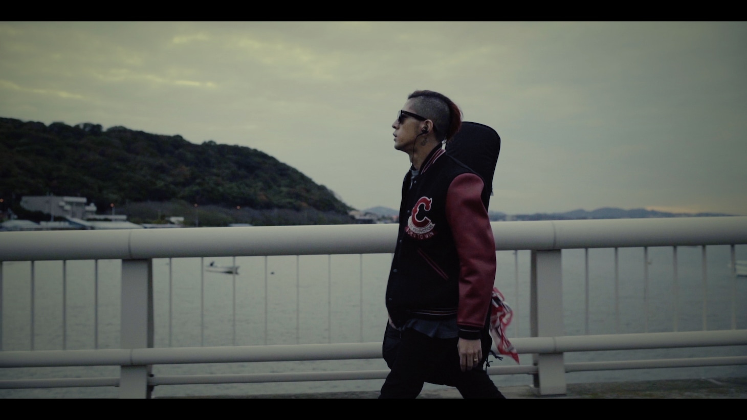 SOLID BASS×降谷建志「Prom Night」MVのワンシーン。