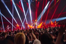 「the GazettE LIVE TOUR 15-16 DOGMATIC -DUE-」神奈川・よこすか芸術劇場公演の様子。（写真提供：ソニー・ミュージックレコーズ）