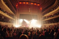 「the GazettE LIVE TOUR 15-16 DOGMATIC -DUE-」神奈川・よこすか芸術劇場公演の様子。（写真提供：ソニー・ミュージックレコーズ）