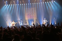 「MORE KING OF ROCK 20th」東京公演の様子。（photo by eri shibata）