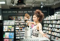 東京・HMV record shop 渋谷でシングル「DESTRUCTION + 2 B rubbed PL4E edition」発売記念イベントを行うFaint★Star。（写真提供：agehasprings）