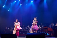 左から佐々木彩夏、高城れに。（ともにももいろクローバーZ）（撮影：岩橋仁子）