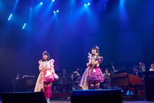 左から佐々木彩夏、高城れに。（ともにももいろクローバーZ）（撮影：岩橋仁子）