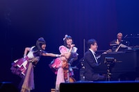 左から高城れに、佐々木彩夏（ともにももいろクローバーZ）、本間昭光。（撮影：岩橋仁子）