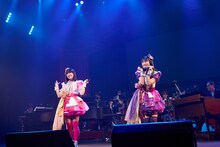 左から佐々木彩夏、高城れに。（ともにももいろクローバーZ）（撮影：岩橋仁子）