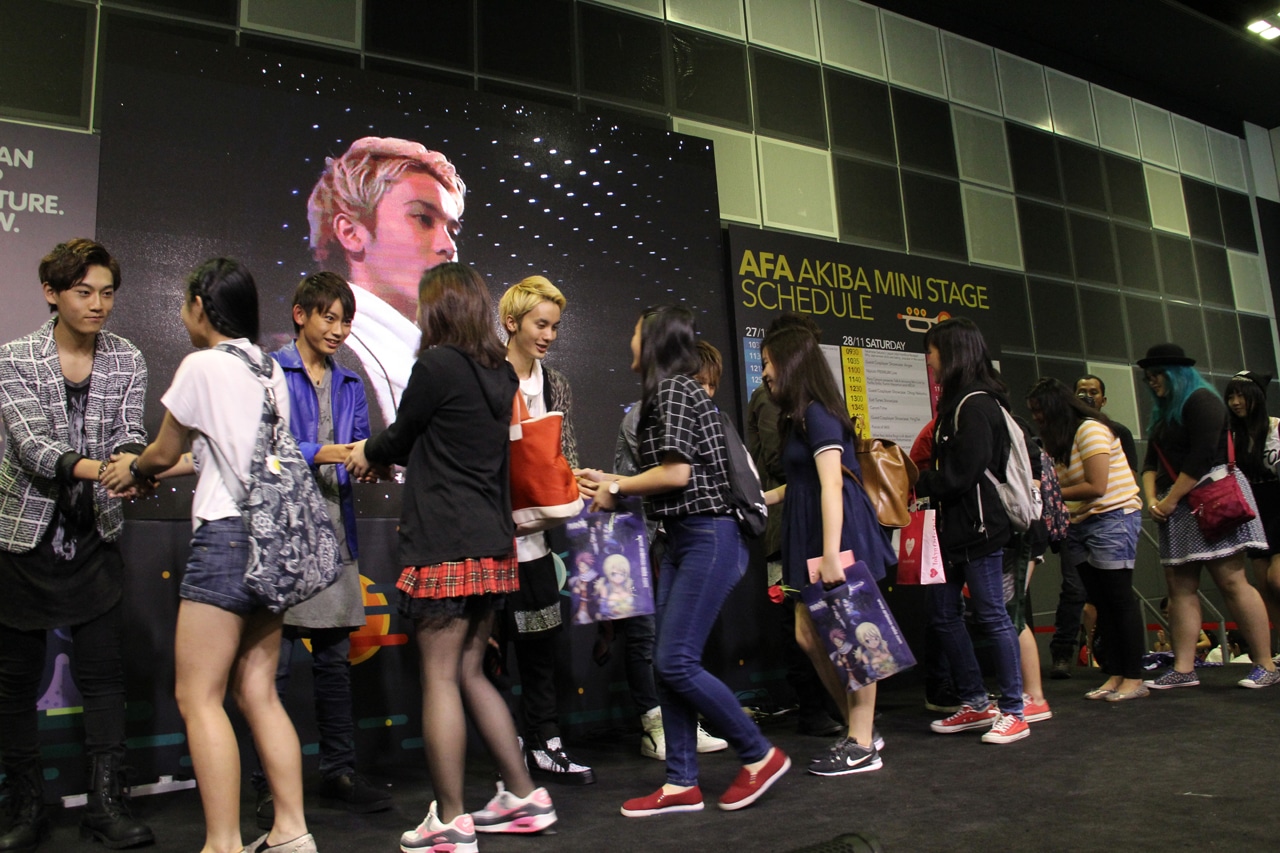 握手会を行うジュノン・スーパーボーイ・アナザーズ。(c) JUNON SUPERBOY ANOTHERS PROJECT