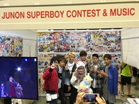 ジュノン・スーパーボーイ・アナザーズ「Anime Festival Asia Singapore 2015」出演時の様子。(c) JUNON SUPERBOY ANOTHERS PROJECT