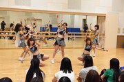 アップアップガールズ（仮）によるダンスレッスンの様子。