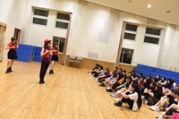 チャオ ベッラ チンクエッティによるダンスレッスンの様子。