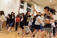 アップアップガールズ（仮）によるダンスレッスンの様子。
