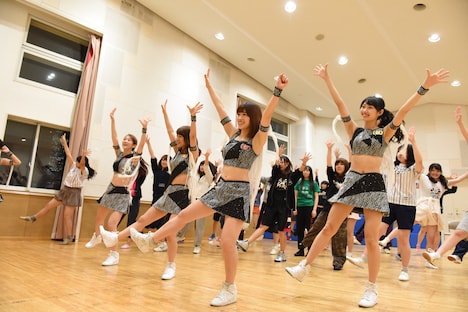 アップアップガールズ(仮)によるダンスレッスンの様子。