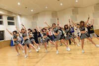 アップアップガールズ（仮）によるダンスビデオ収録の様子。