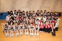 アップアップガールズ（仮）、チャオ ベッラ チンクエッティ、UNIDOL出場メンバーによる記念撮影の様子。